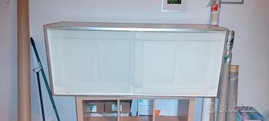 Pensile bianco.Ante scorrevoli in plastica semitra