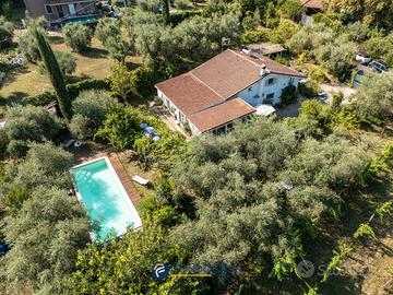 Zagarolo: villa indipendente con parco e piscina