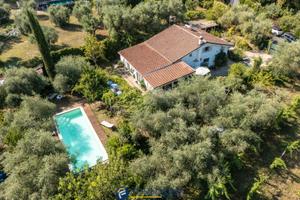 Zagarolo: villa indipendente con parco e piscina