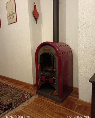 Stufa a legna in ceramica