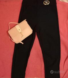 leggins/pantaloni neri e borsetta rosa 
