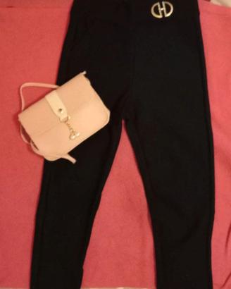 leggins/pantaloni neri e borsetta rosa 