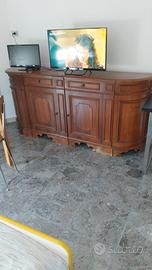 Mobile in legno con ante da salone