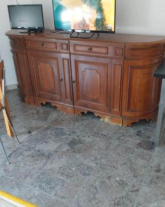 Mobile in legno con ante da salone