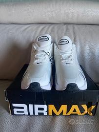 Scarpe da ginnastica Nike Air Max DN8 bianche.