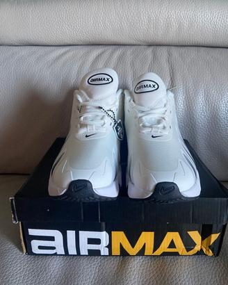 Scarpe da ginnastica Nike Air Max DN8 bianche.