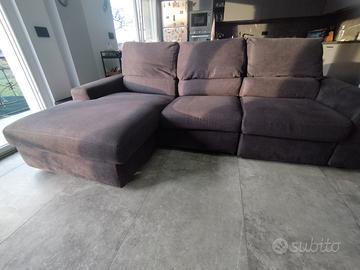 Divano con penisola e poltrona elettrica 