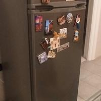 cucina con elettrodomestici e frigo