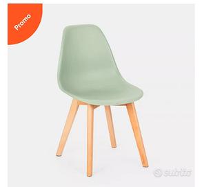 Sedia verde da interno con gambe in legno
