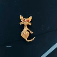 Spilla vintage gatto dorato con occhi rossi