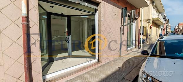 LOCALE COMMERCIALE 90mq, 3 vetrine