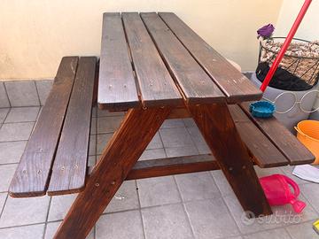 Tavolino con panche per bambini