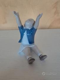 Royal Copenaghen Bambina con braccia alzate n°2324