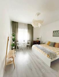 Ampia stanza laterale viale Garibaldi