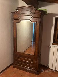 Armadio guardaroba antico in legno con specchio