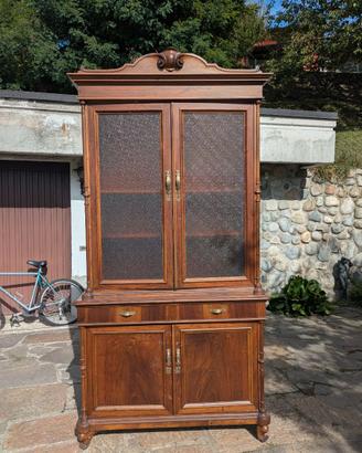 Credenza antica a doppio corpo con vetrina