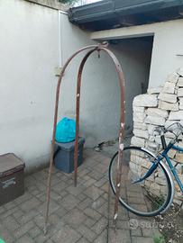 Arco di pozzo in ferro battuto 