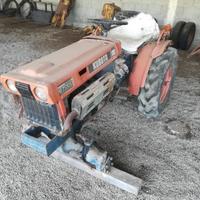 Trattore usato frutteto B7000 PER RICAMBI