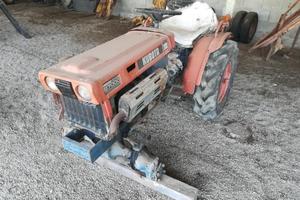 Trattore usato frutteto B7000 PER RICAMBI