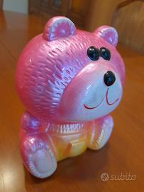 Salvadanaio in ceramica raffigurante orsacchiotto.