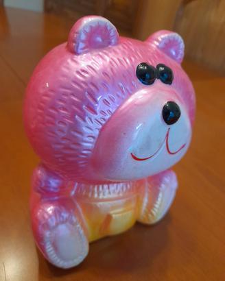 Salvadanaio in ceramica raffigurante orsacchiotto.