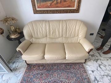 Tre divani in pelle