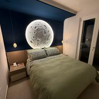 Luna realizzata a mano