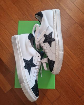 SNEAKERS IN PELLE CON STELLE E GLITTER NERO N.37