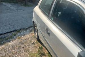 Auto con carrozzeria da revisionare