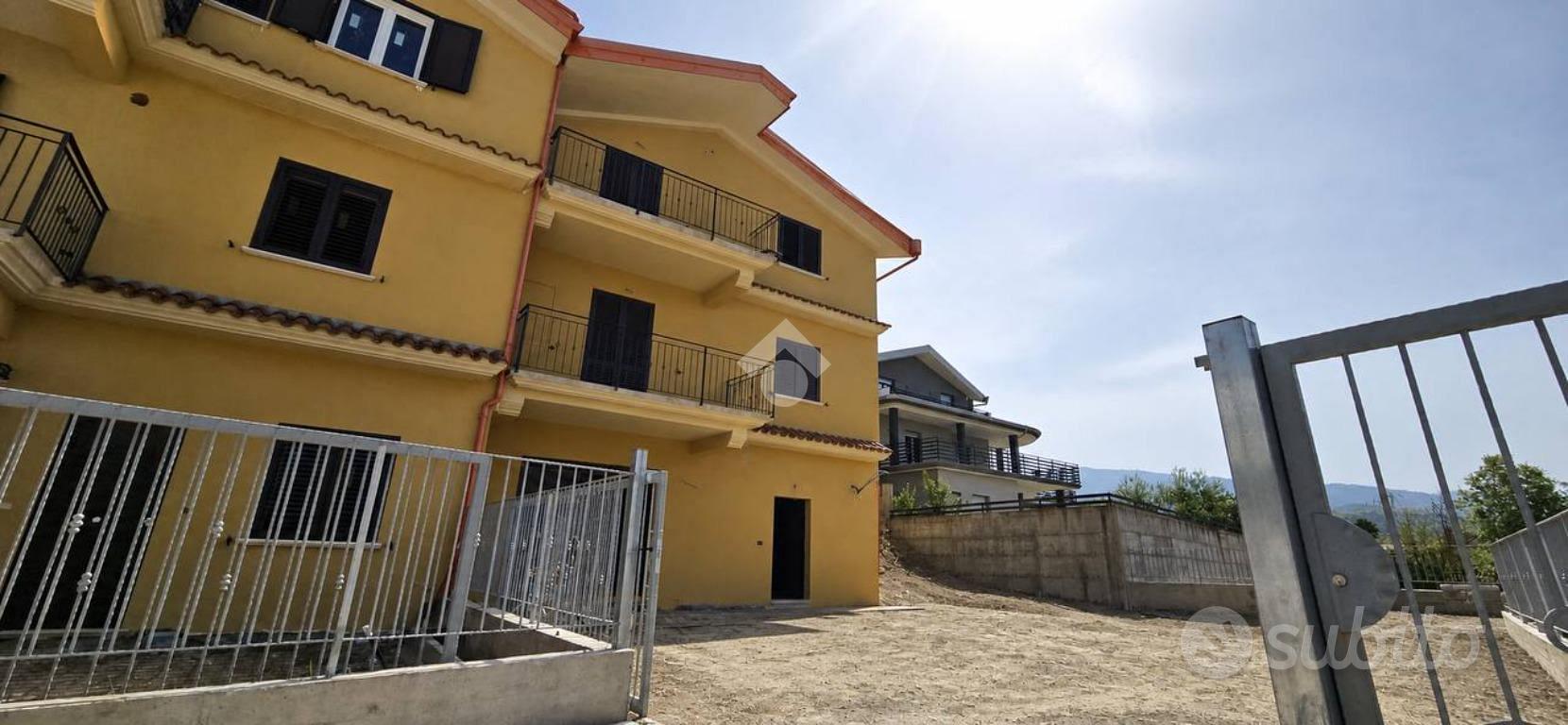 PORZIONE DI BIFAMILIARE A LUZZI - Vista 2