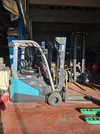 Carrello elevatore elettrico 18q.li con batteria a