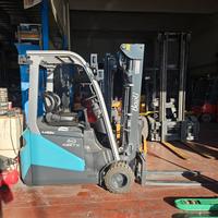 Carrello elevatore elettrico 18q.li con batteria a