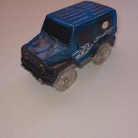 Auto giocattolo con una carrozzeria blu e nera e r