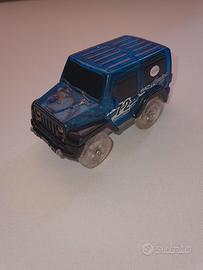 Auto giocattolo con una carrozzeria blu e nera e r