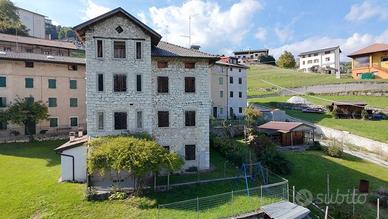 Rustico / Casale di 150 m² con più di 5 locali a E