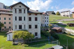 Rustico / Casale di 150 m² con più di 5 locali a E