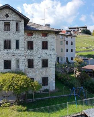 Rustico / Casale di 150 m² con più di 5 locali a E
