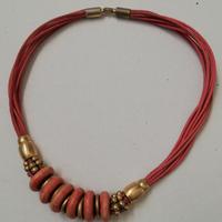 Collana con filamenti rossi e dettagli in ottone