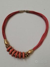 Collana con filamenti rossi e dettagli in ottone