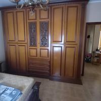Armadio  color noce chiaro con intarsi