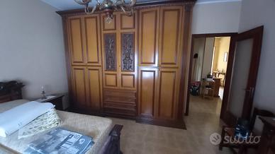 Armadio  color noce chiaro con intarsi