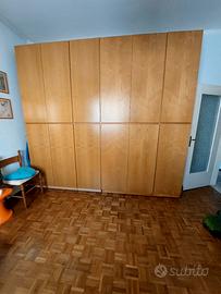 armadio in legno di frassino naturale