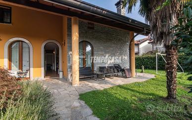 MARNATE - VILLA BIFAMILIARE CON TAVERNA E GIARDINO