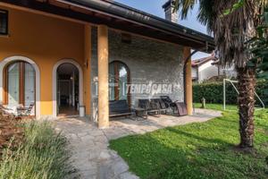 MARNATE - VILLA BIFAMILIARE CON TAVERNA E GIARDINO