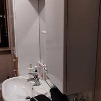 Mobile bagno con lavabo e specchio