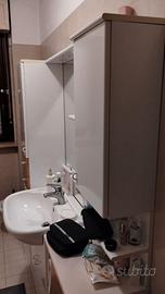 Mobile bagno con lavabo e specchio