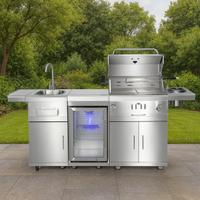 Cucina da esterno con BBQ a carbone