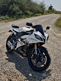 Moto in perfette condizioni + accessori + borse vi