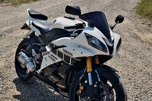 Moto in perfette condizioni + accessori + borse vi