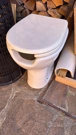 WC disabili con coperchio in legno